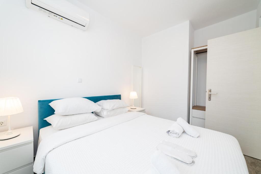 Postel nebo postele na pokoji v ubytování Nefeli & Nefeli Luxury Residential Complexes