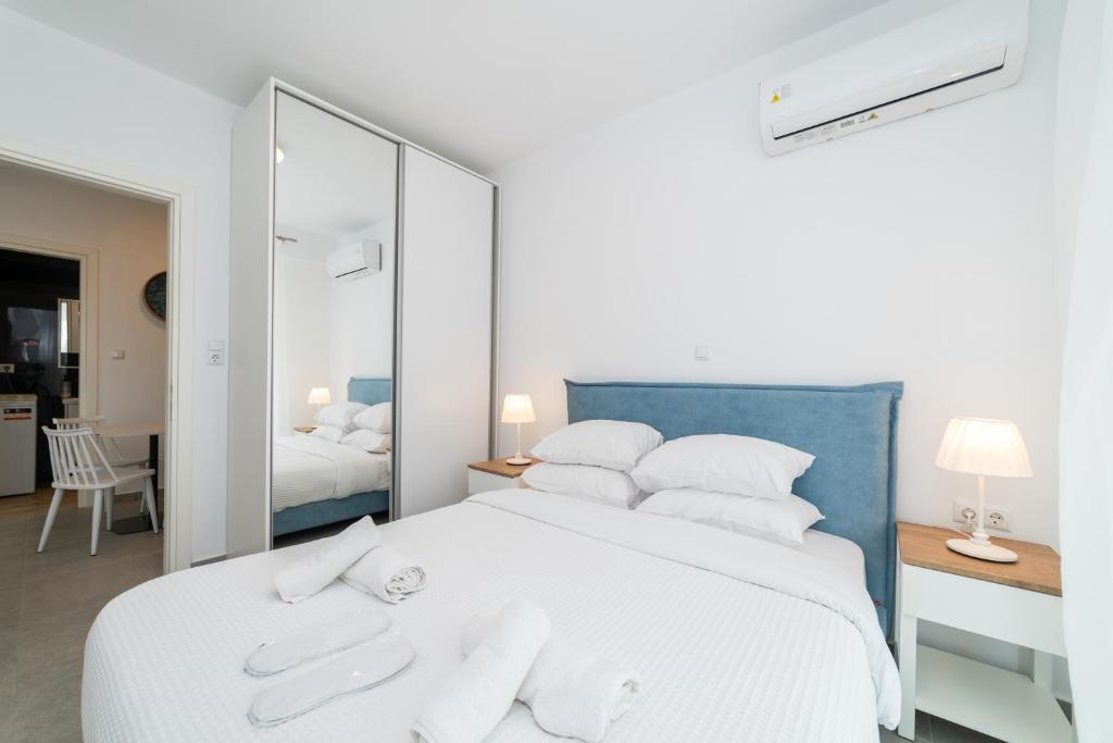 Postel nebo postele na pokoji v ubytování Nefeli & Nefeli Luxury Residential Complexes
