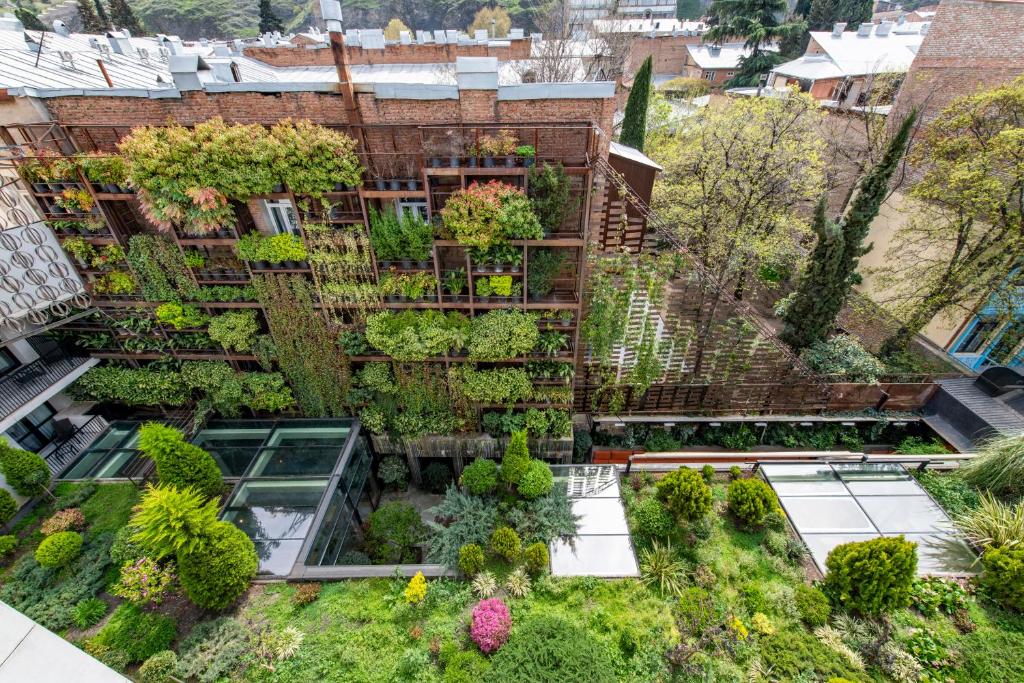 uma vista aérea de um edifício com um jardim em IOTA Hotel Tbilisi em Tbilisi