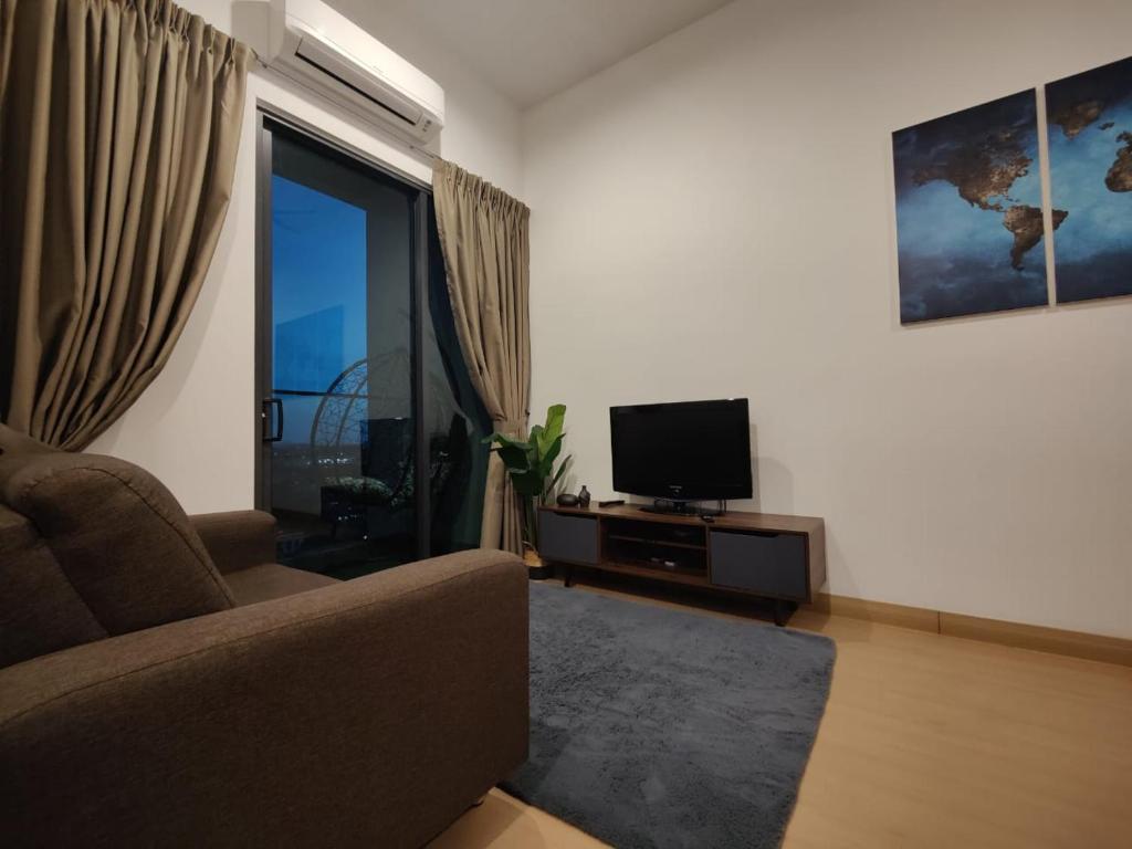 TV a/nebo společenská místnost v ubytování The Grand SS15 Sunway 4Pax 2BRs City View - Free WiFi, Infinity Pool & Gym