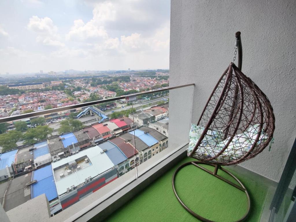 Balkón nebo terasa v ubytování The Grand SS15 Sunway 4Pax 2BRs City View - Free WiFi, Infinity Pool & Gym