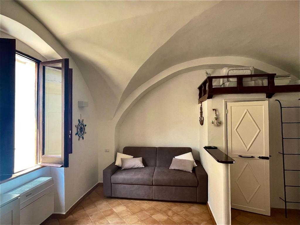 Postel nebo postele na pokoji v ubytování Il Mare Nel Pozzo Sperlonga Centro Storico Tutti i servizi sotto casa, a 100 mt dal mare Parcheggio multilivello adiacente, lasci la macchina e fai tutto a piedi!