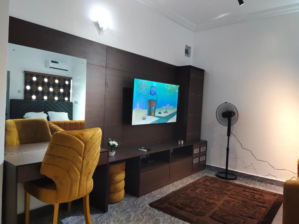 TV a/nebo společenská místnost v ubytování Keev Homes & Apartments Shortlet