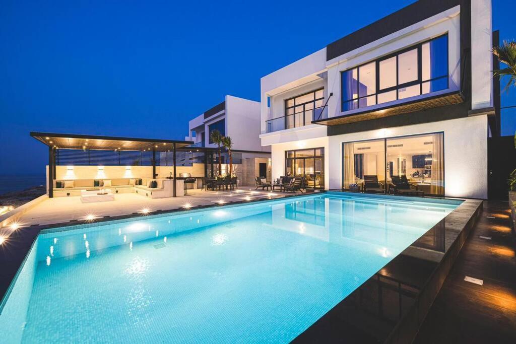 une grande piscine en face d'une maison dans l'établissement Luxury Villa 8 bedroom with Sea and Mountain View with infinity pool, à Fujaïrah