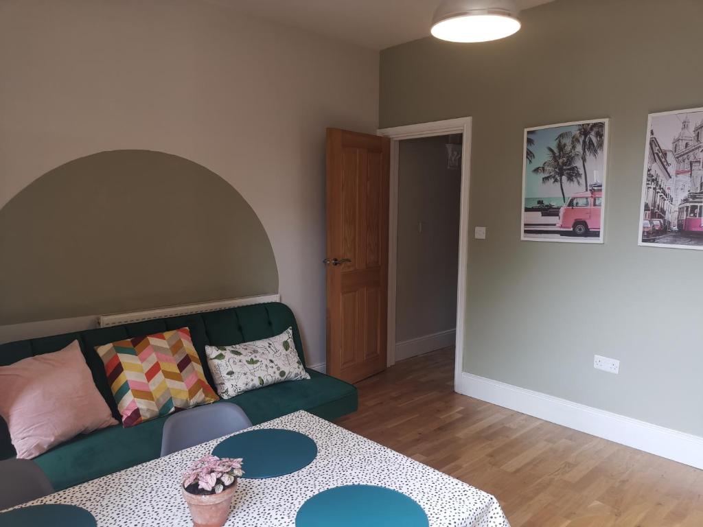 Χώρος καθιστικού στο NEW Derby Pride Park Arena Moorways 4 bedrooms 7 beds -Spacious contractors or group -FREE PARKING