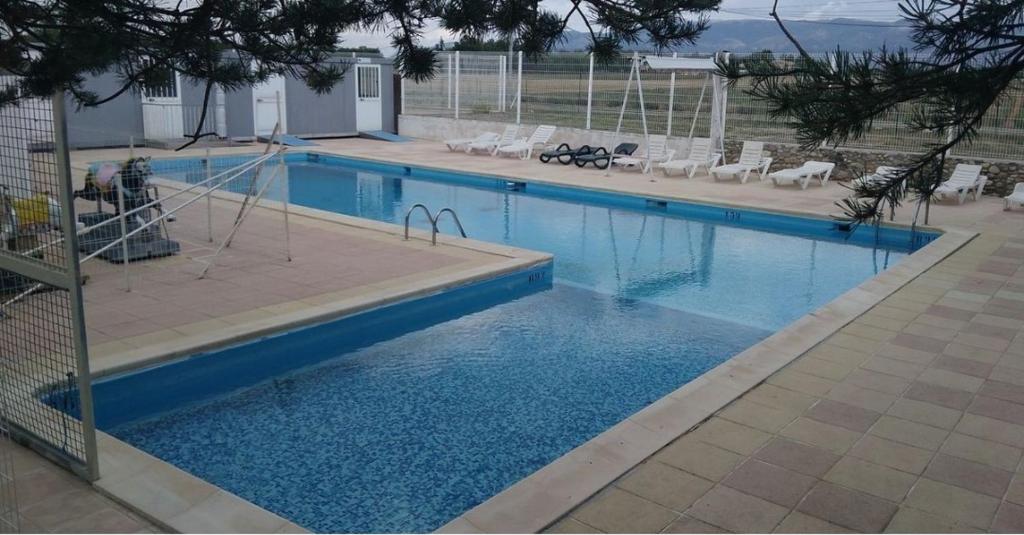 une grande piscine d'eau bleue dans l'établissement Mobil home 6 personnes climatisation Sainte Croix du Verdon - Gorges du Verdon, à Sainte-Croix-de-Verdon