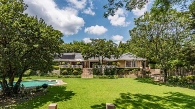 ein Haus mit einem Garten mit Pool in der Unterkunft Nine Loch Guesthouse in Johannesburg
