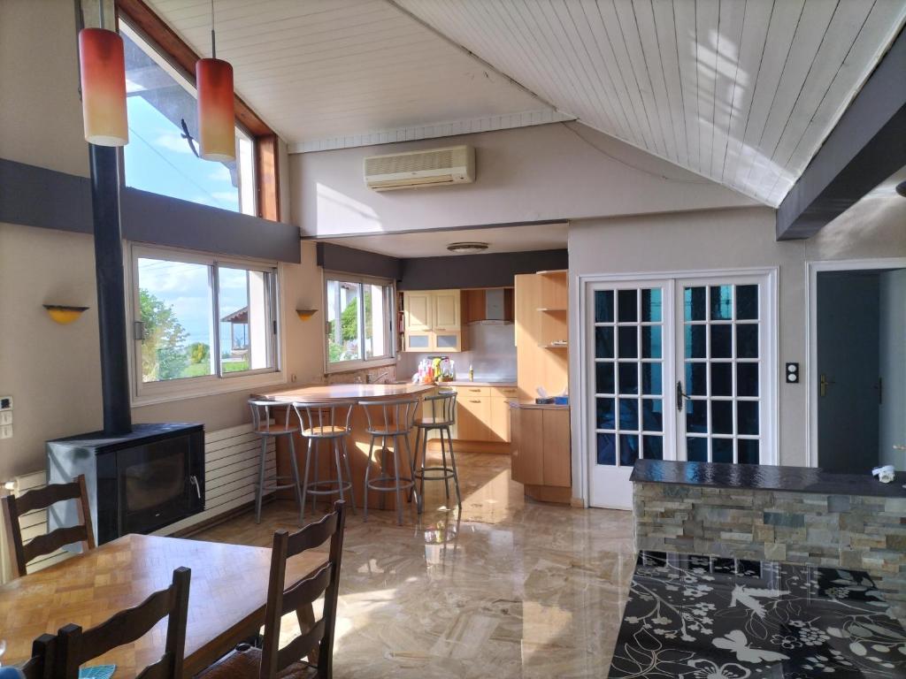 une cuisine ouverte avec une table et une cuisinière dans l'établissement Maison au calme, à Marin