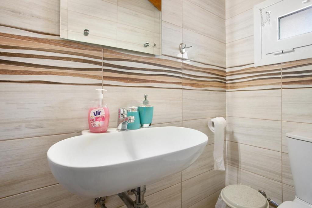 A bathroom at Yiannis Suite with Sea View 10