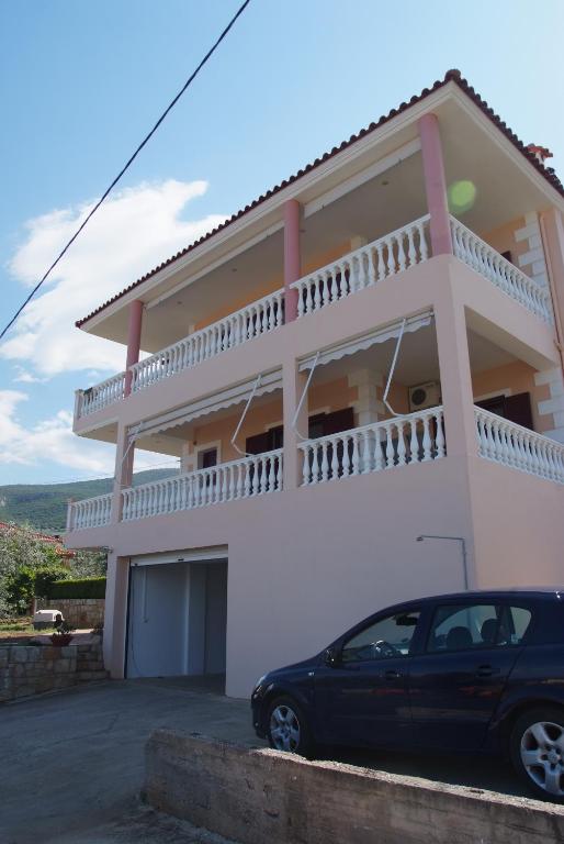 une maison avec une voiture garée devant elle dans l'établissement Τακης, à Xiropigado