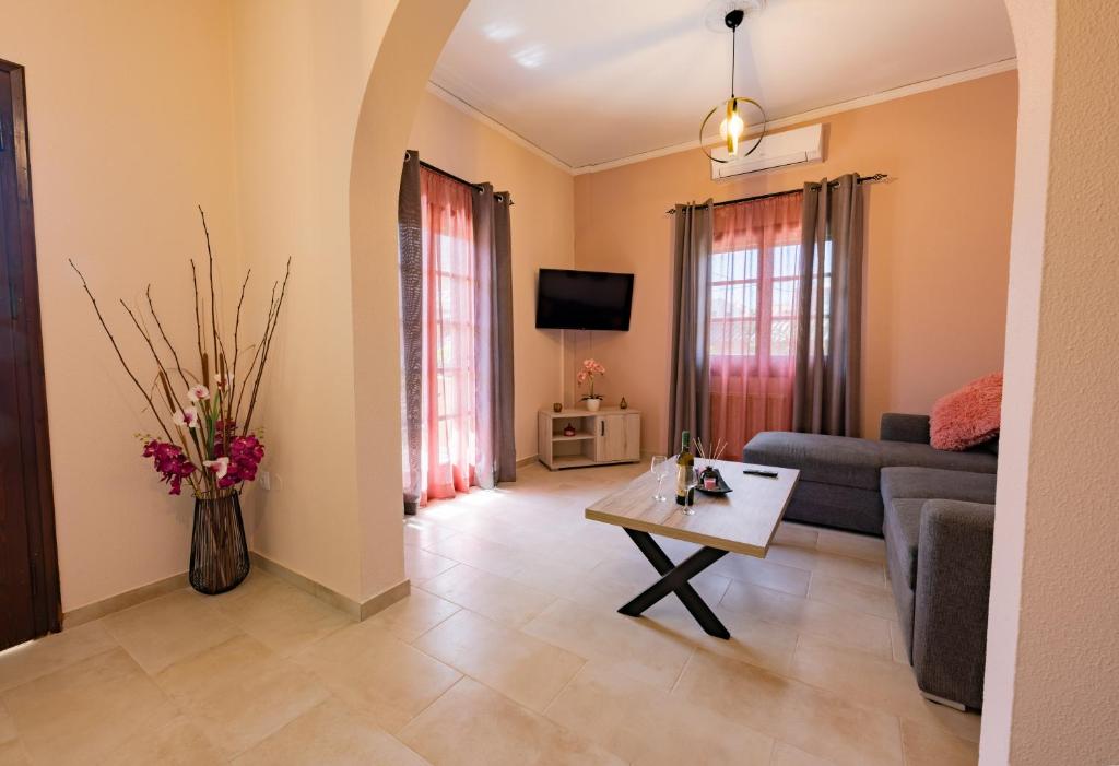 La Casa Di Volpe في مدينة كورفو: غرفة معيشة مع أريكة وطاولة