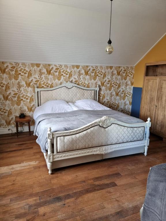 a bedroom with a white bed in a room at Bon Chez Nous in Saint-Amand-Jartoudeix