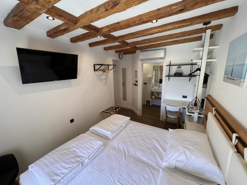 On the Square Suites - 3