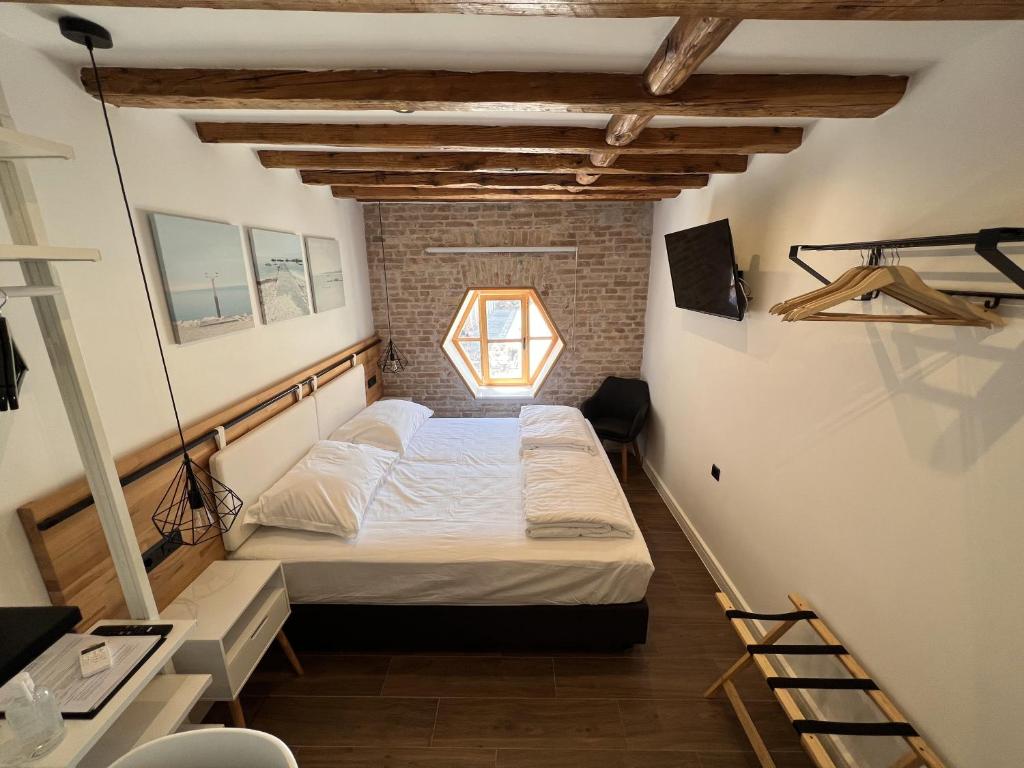 On the Square Suites - 6