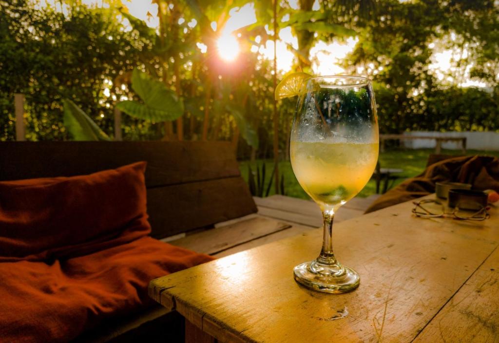 szklankę wina siedzącą na drewnianym stole w obiekcie Nomada Hostel w mieście Leticia