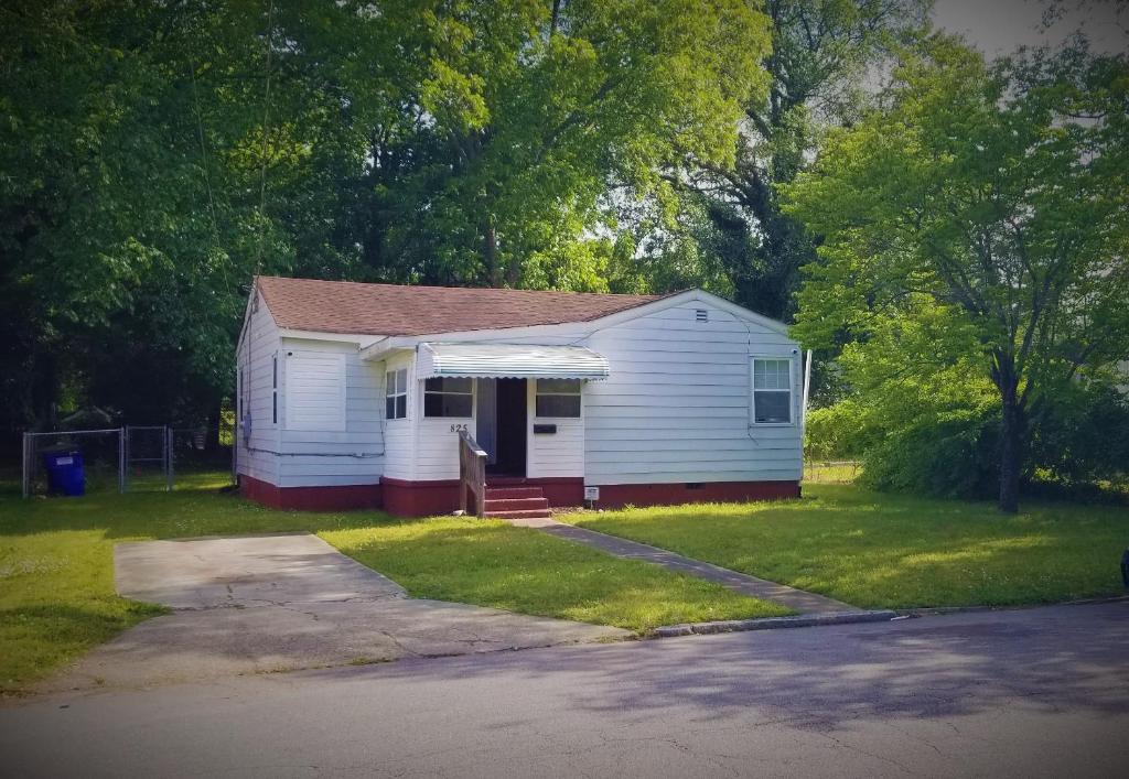 een klein wit huis met een rood dak bij Bunk Bungalow close to ODU, Naval Base & Downtown in Norfolk