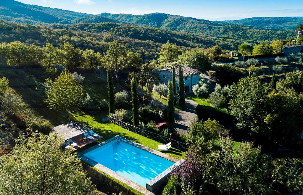 - une vue aérienne sur une villa avec une piscine dans l'établissement Colto Dei Pallanti, à Cavriglia