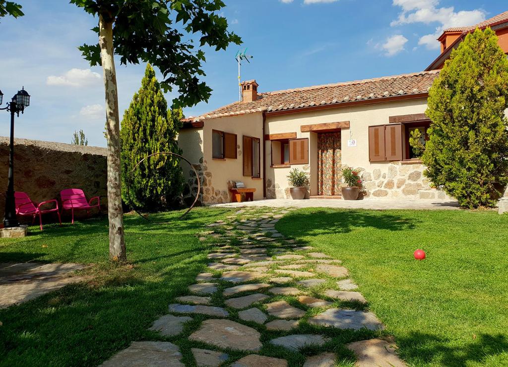 Casa con jardín y camino de piedra en Entreacebedas rural&vacaciones, alojamientos con jardín a una hora de Madrid GASTRONOMÍA Y AHORRO, en Segovia