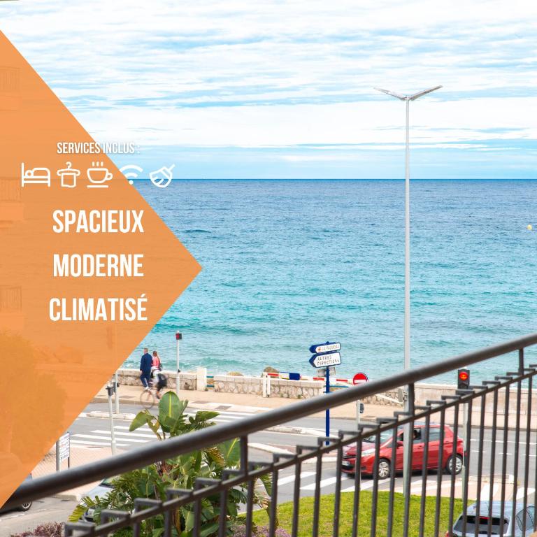 un panneau sur un balcon donnant sur l'océan dans l'établissement La Perle Bleue - Central - Vue Mer - Wifi, à Roquebrune-Cap-Martin