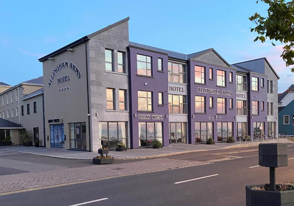 um edifício ao lado de uma rua em Allingham Arms Hotel em Bundoran