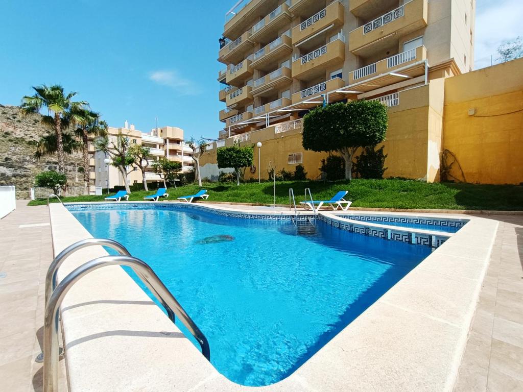 una piscina frente a un edificio en Parque Marino 5206 - Resort Choice, en Cabo de Palos