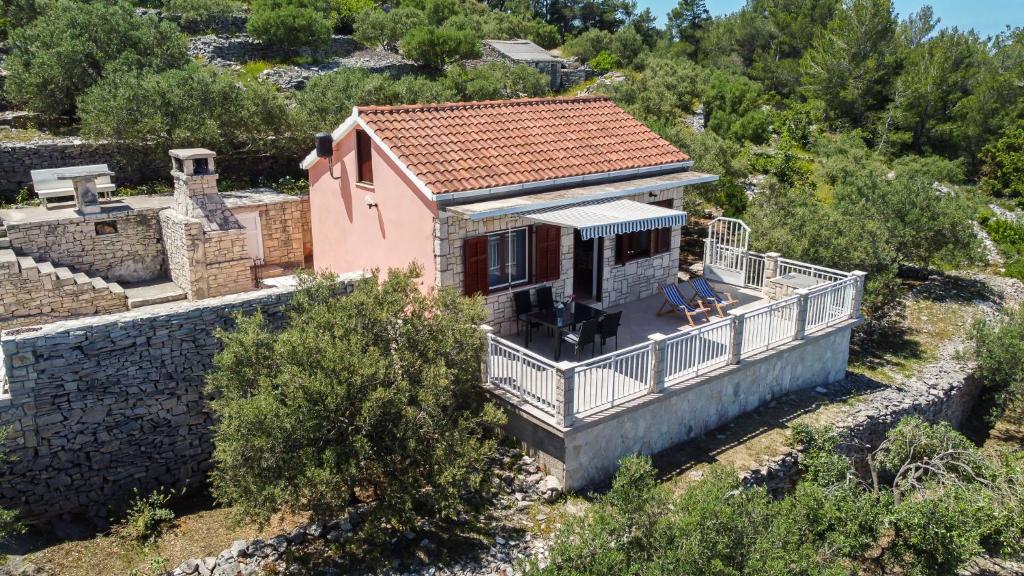 une personne assise sur le balcon d'une maison dans l'établissement Sunny, à Vela Luka