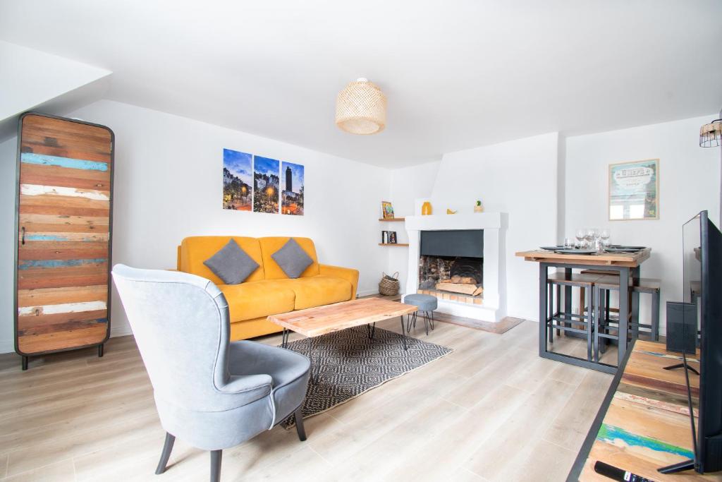 un salon avec un canapé et une table dans l'établissement T3 Duplex de charme au cœur du quartier historique, à Nantes