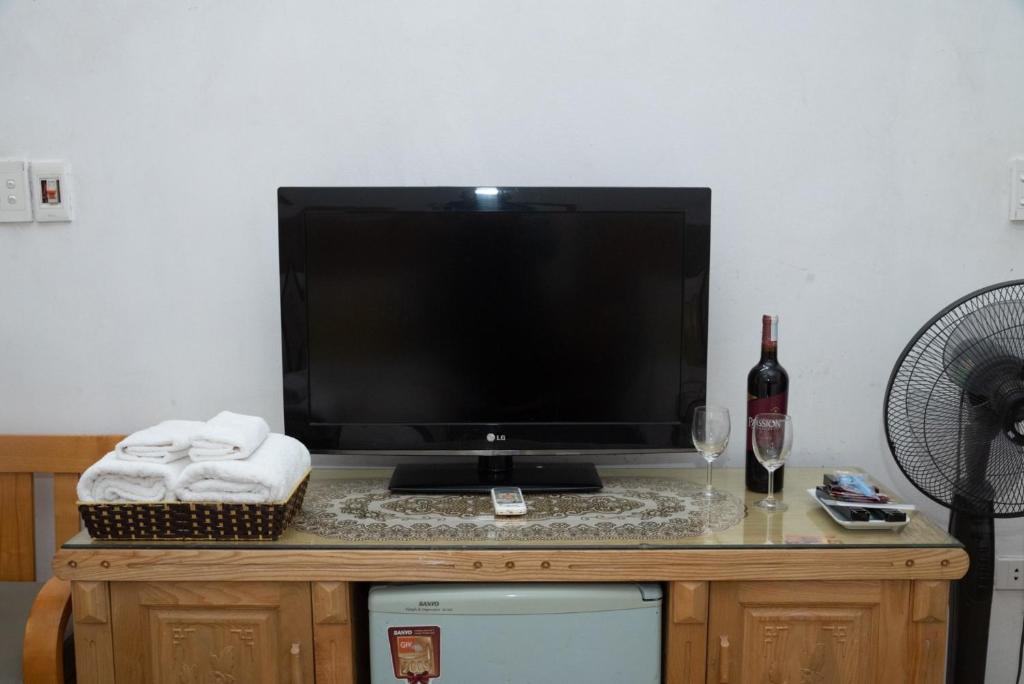 TV a/nebo společenská místnost v ubytování HOTTEL PHƯƠNG ĐÔNG