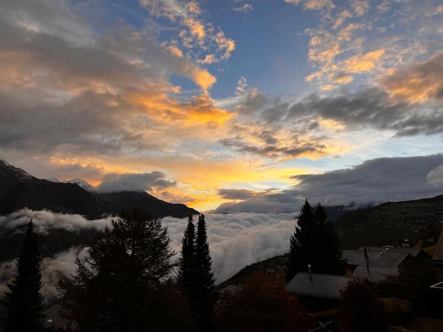 una vista de un valle de nubes en las montañas en 2-Zimmer-Wohnung Deheimu mit fantastischer Aussicht en Eischoll