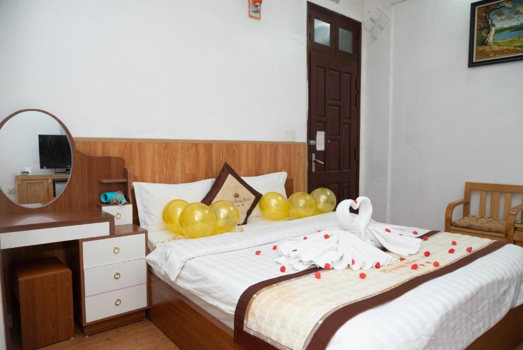 Postel nebo postele na pokoji v ubytování HOTTEL PHƯƠNG ĐÔNG