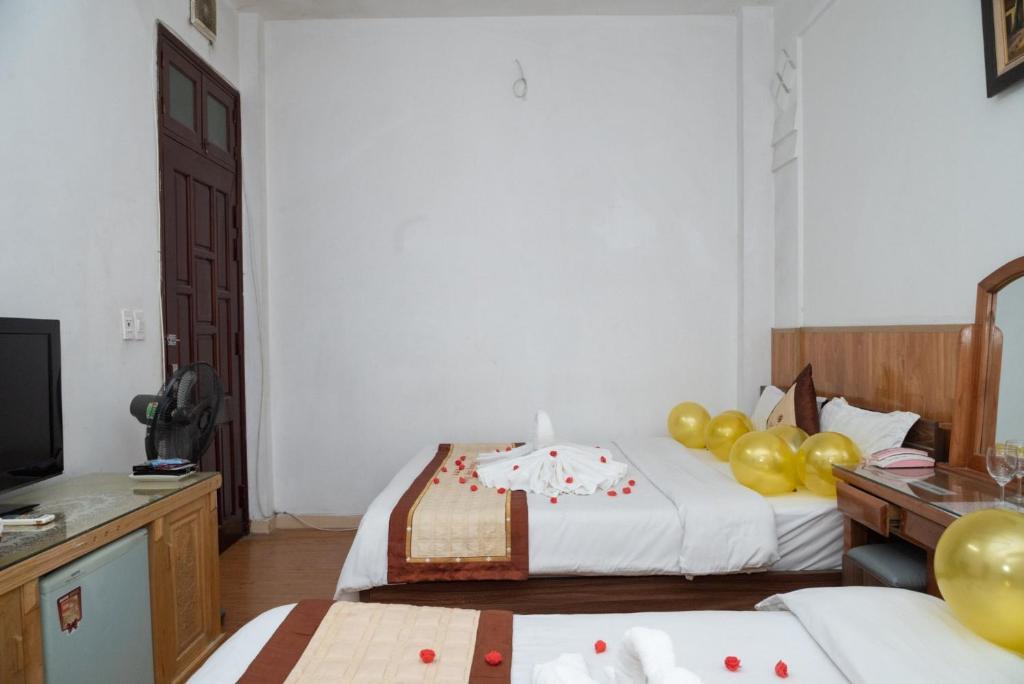 Postel nebo postele na pokoji v ubytování HOTTEL PHƯƠNG ĐÔNG
