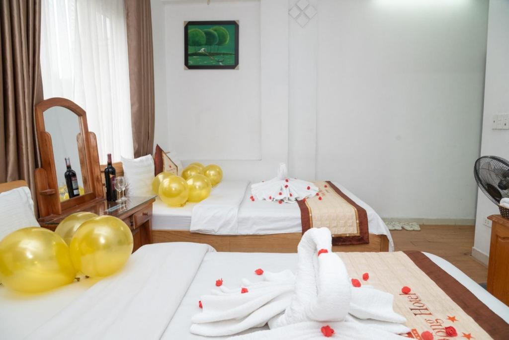 Postel nebo postele na pokoji v ubytování HOTTEL PHƯƠNG ĐÔNG