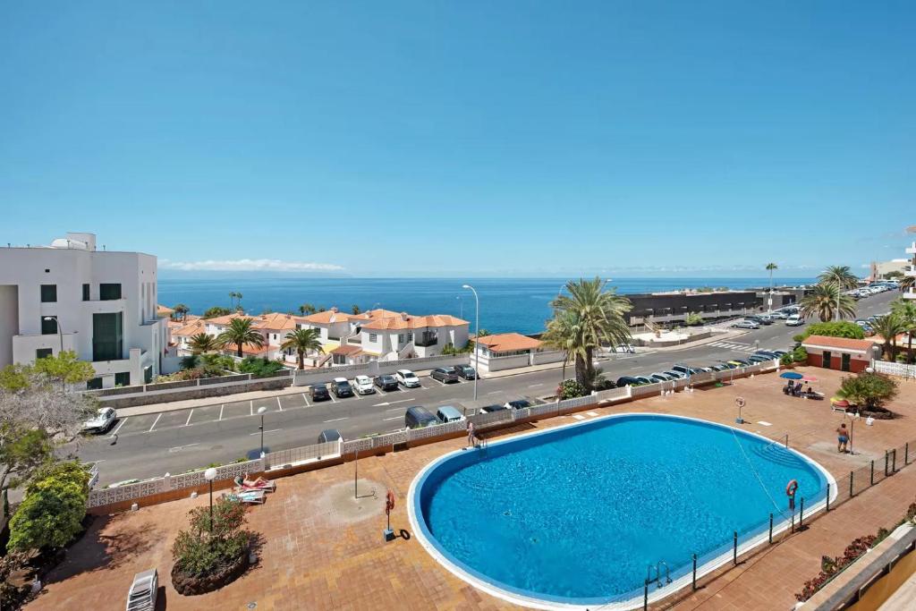 een groot zwembad in het midden van een stad bij Apartment La Luna in Puerto de Santiago