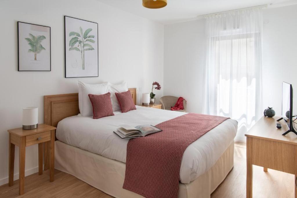 Ένα ή περισσότερα κρεβάτια σε δωμάτιο στο Résidence Services Seniors DOMITYS - LA BELLE EPOQUE