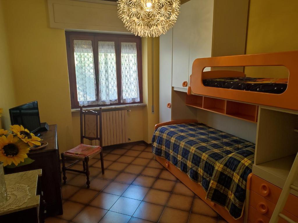 Schlafzimmer mit einem Bett und einem Kronleuchter in der Unterkunft Tuscany Break in Gallicano