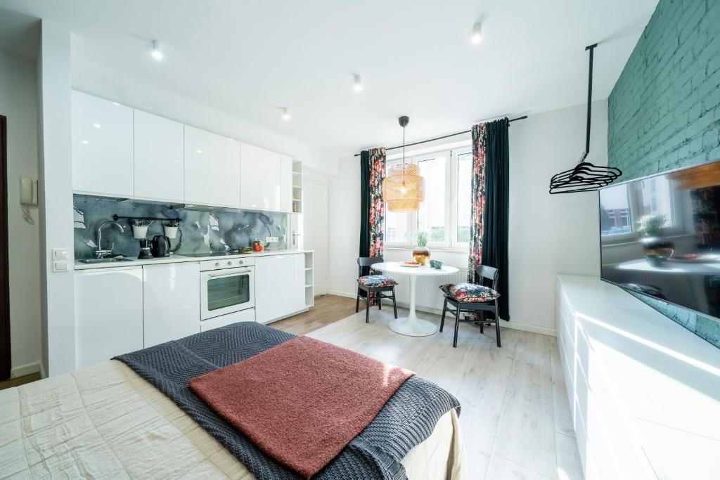 Kuchyňa alebo kuchynka v ubytovaní Apartamenty Stara Warszawska 43
