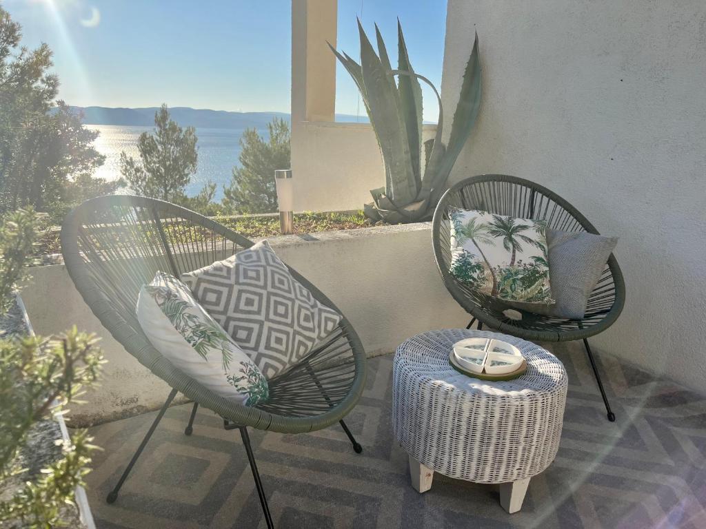 two chairs and a table on a balcony at Sara Brela Apartment in Brela