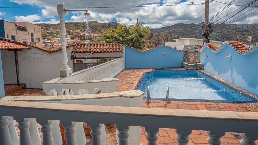 una piscina sul balcone di una casa di HOSPEDAGENS SERRA DOS CRISTAIS a Diamantina