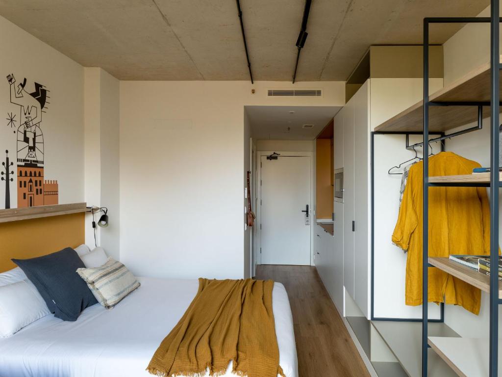 A bed or beds in a room at Kora Green City - Aparthotel Passivhaus