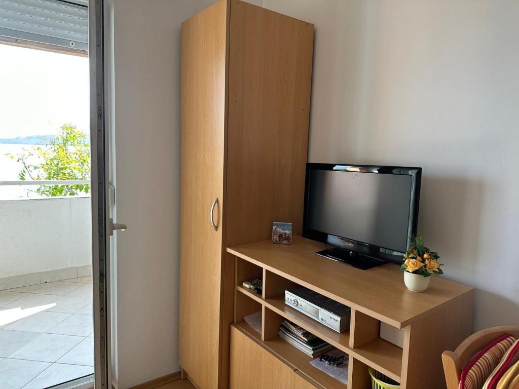 TV a/nebo společenská místnost v ubytování Apartmani Karlobag