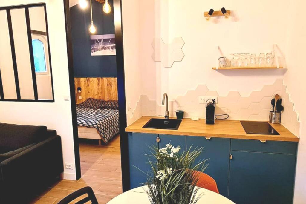 eine Küche mit einem Waschbecken und einer Theke in einem Zimmer in der Unterkunft Guest house proche Aix en Provence in Simiane-Collongue