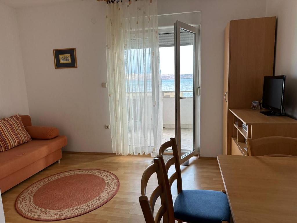 TV a/nebo společenská místnost v ubytování Apartmani Karlobag
