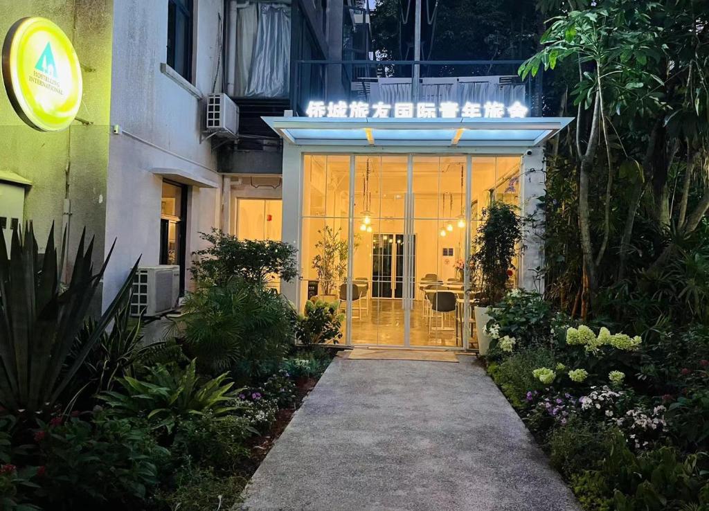 wejście do budynku ze szklanymi drzwiami w obiekcie Shenzhen Loft Youth Hostel w mieście Shenzhen