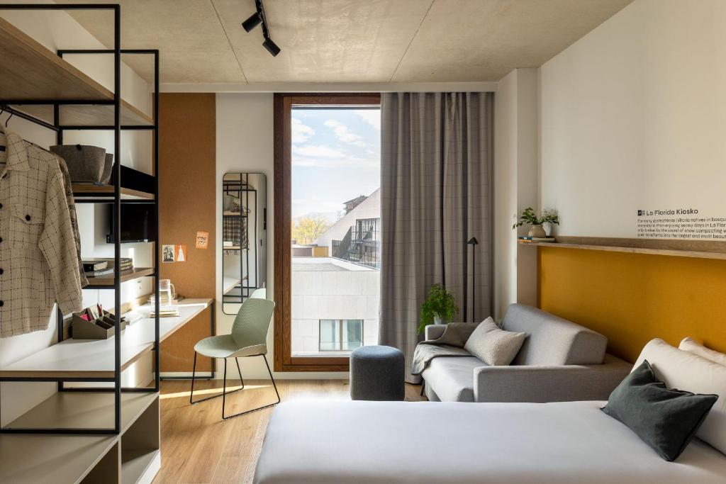 A bed or beds in a room at Kora Green City - Aparthotel Passivhaus