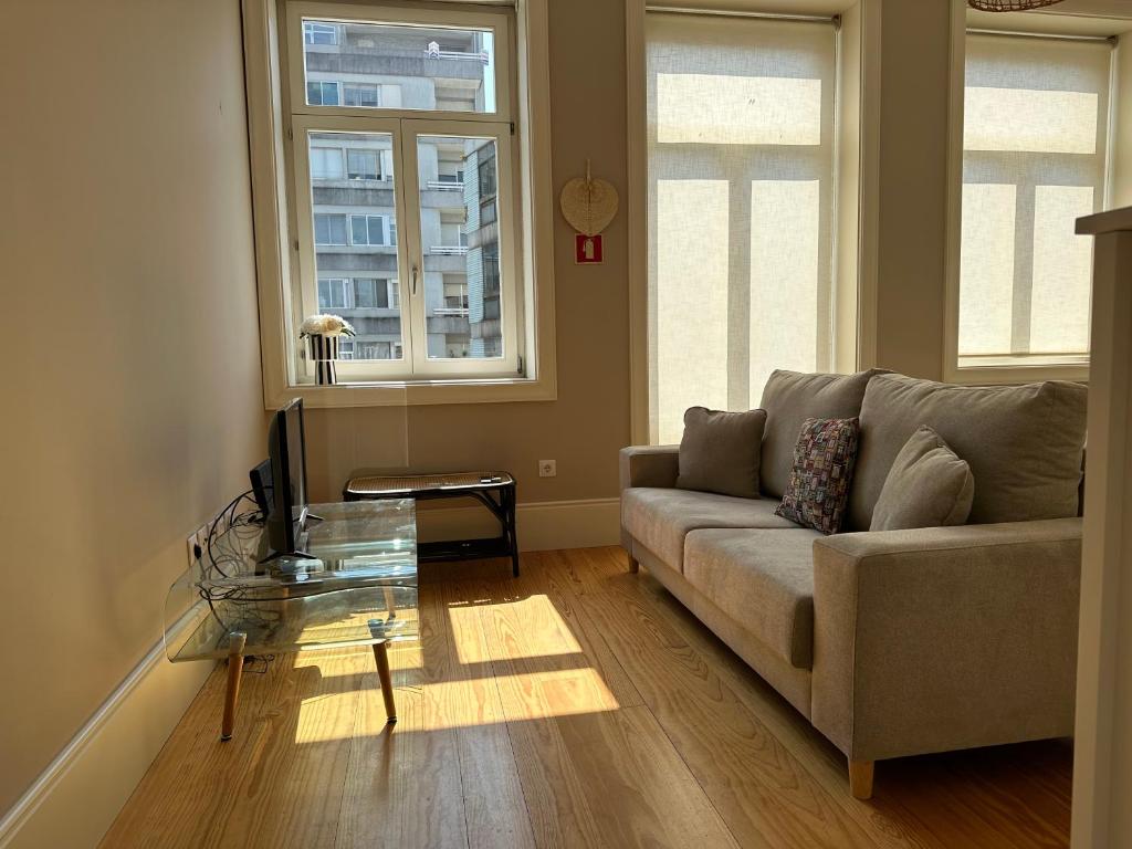 a living room with a couch and a glass table at Magalhães Prime in Porto