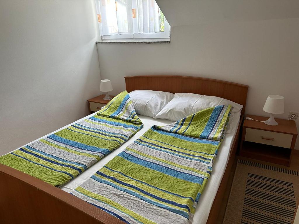 Postel nebo postele na pokoji v ubytování Apartmani Karlobag