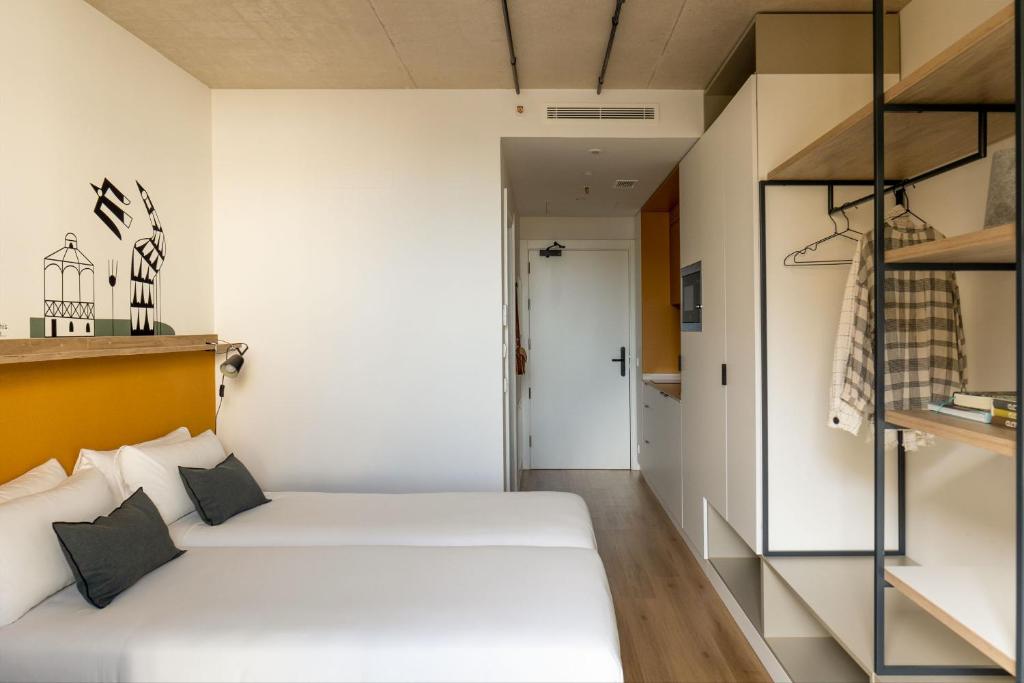 A bed or beds in a room at Kora Green City - Aparthotel Passivhaus