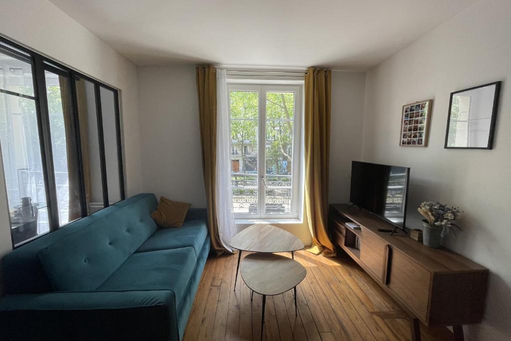 Televízia a/alebo spoločenská miestnosť v ubytovaní 42m close to Montmartre