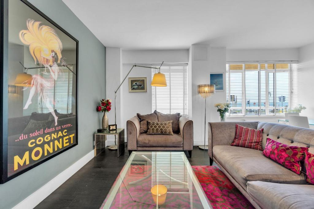- un salon avec un canapé et une table en verre dans l'établissement Deco Seafront - By My Getaways, à Brighton et Hove