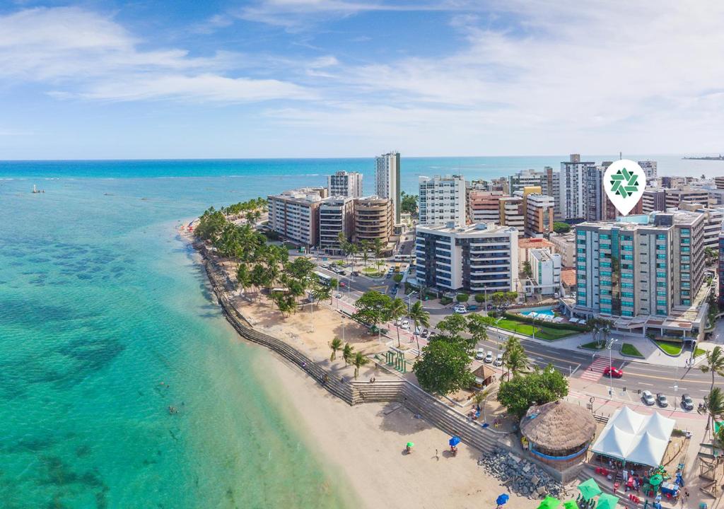 uma vista aérea de uma praia com edifícios e o oceano em Hotel Ponta Verde Maceió em Maceió